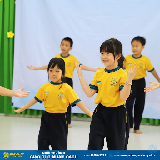 Việc thực hành các hoạt động kỹ năng thúc đẩy quá trình rèn luyện sự tự tin cho trẻ tiểu học