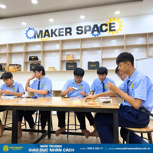 Vì sao nên hướng nghiệp cho học sinh THPT - Học sinh Pathway Academy được rèn luyện tư duy phản biện và kỹ năng kỹ thuật trong môi trường sáng tạo.