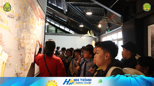 Vì sao nên hướng nghiệp cho học sinh THPT – Học sinh Pathway Academy tham gia tham quan doanh nghiệp để hiểu rõ về nghề nghiệp tương lai.