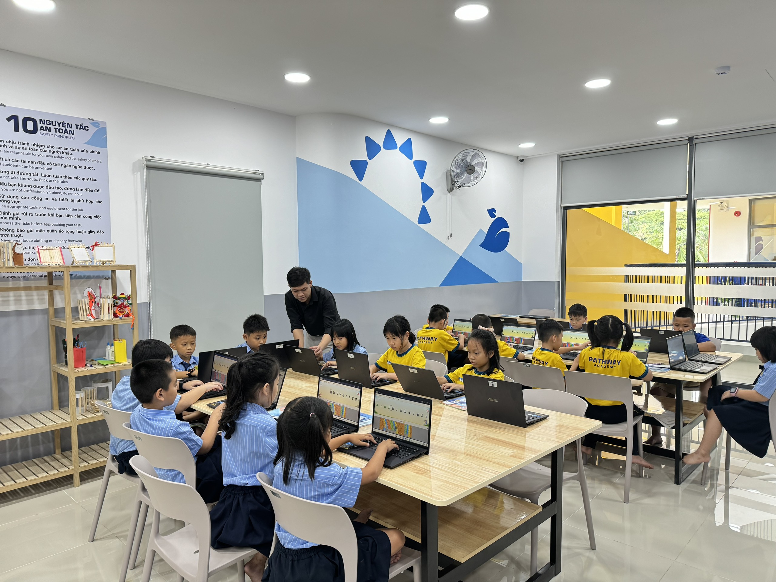 Tại Pathway Academy việc trang bị kỹ năng số cho trẻ tiểu học được tích hợp trong chương trình học tập của học sinh