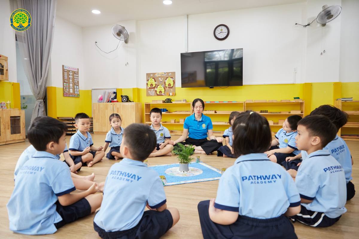 Sinh hoạt vòng tròn được thực hành mỗi ngày để giúp con biết lắng nghe và mạnh dạn chia sẻ suy nghĩ, cảm xúc của mình- một hoạt động quan trong đối với việc rèn kỹ năng tự tin trước đám đông.