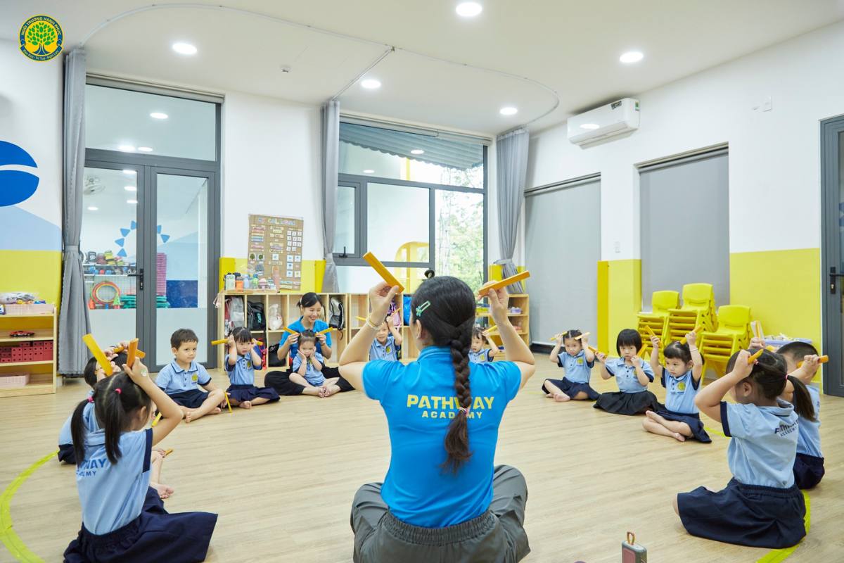 Tổ chức nhiều sân chơi mỗi tháng để giúp trẻ rèn kỹ năng tự tin trước đám đông.