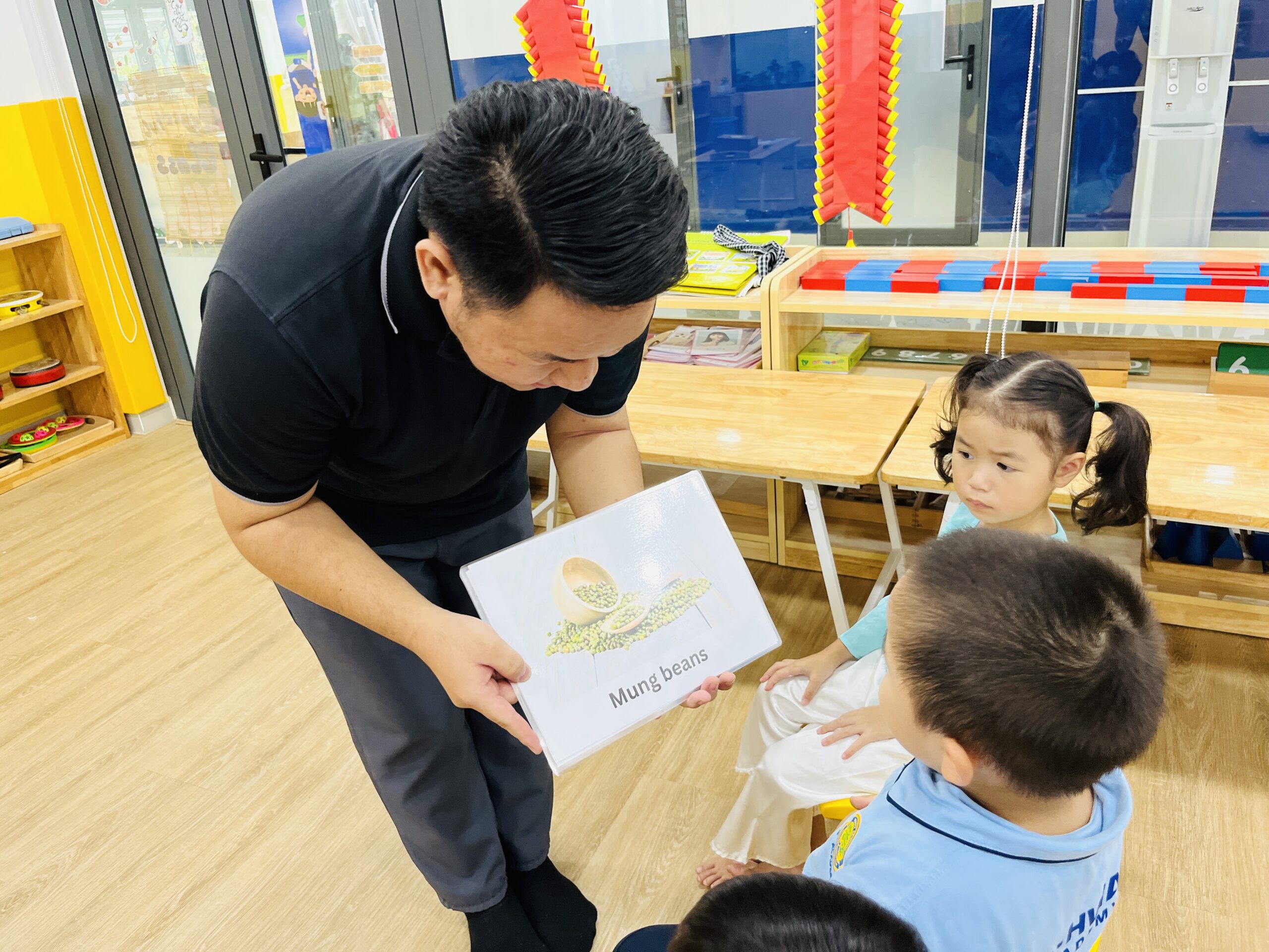 Môi trường song ngữ mầm non cho trẻ nhiều cơ hội học tập và tiếp thu ngôn ngữ tự nhiên