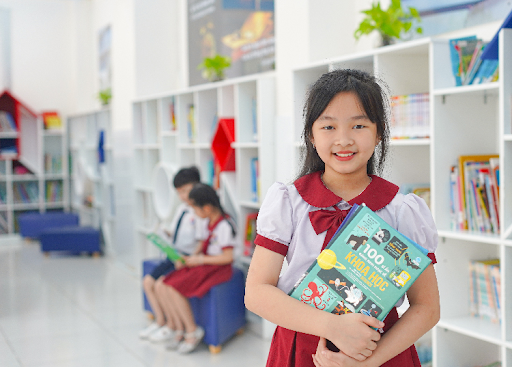 Trường Tiểu học Việt Anh nằm trong top các trường tiểu học ở Hồ Chí Minh, nổi bật với chương trình song ngữ và môi trường học tập hiện đại.