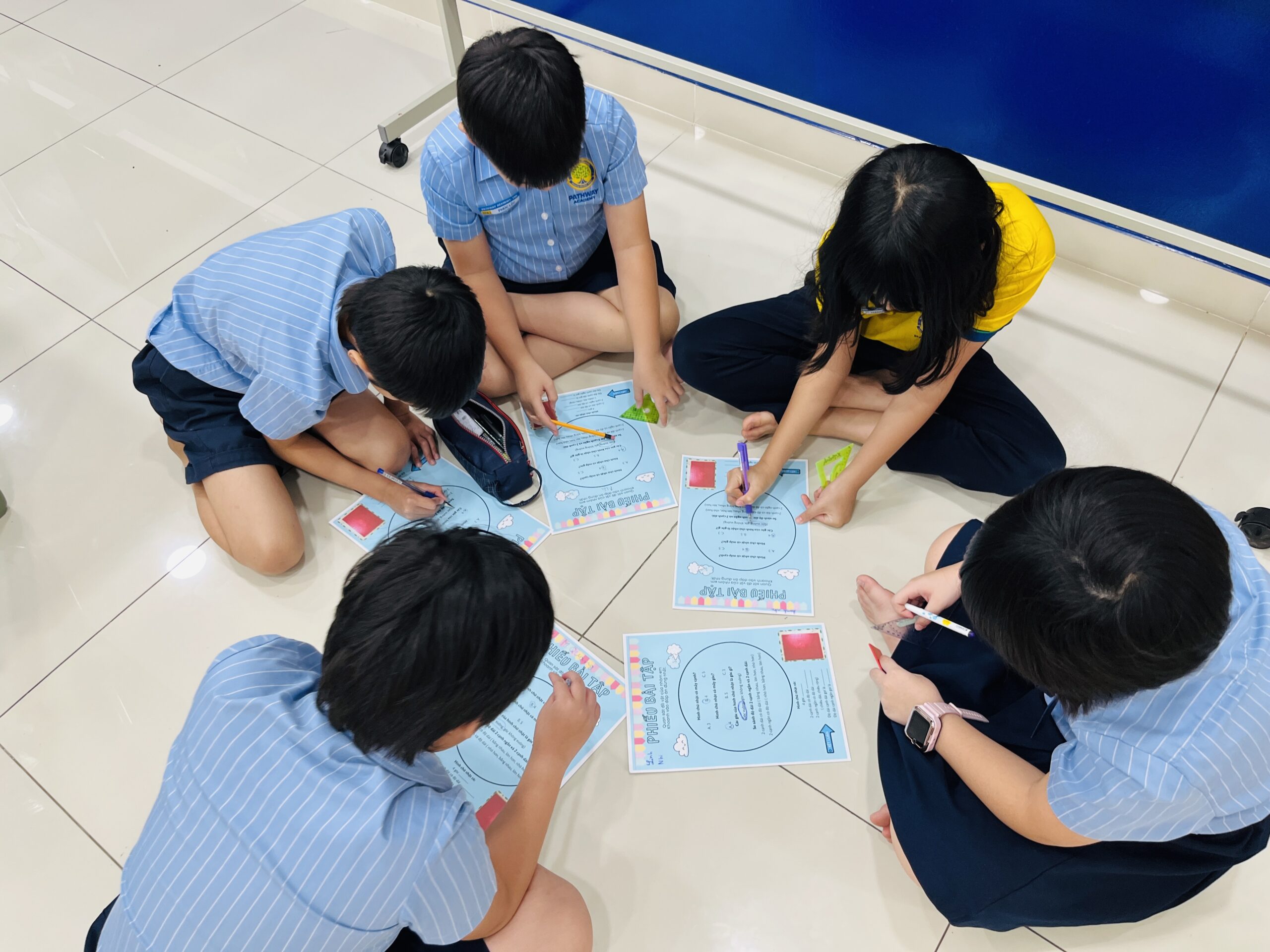 Học sinh Pathway Academy học Toán A+ dựa trên các bộ học cụ trực quan