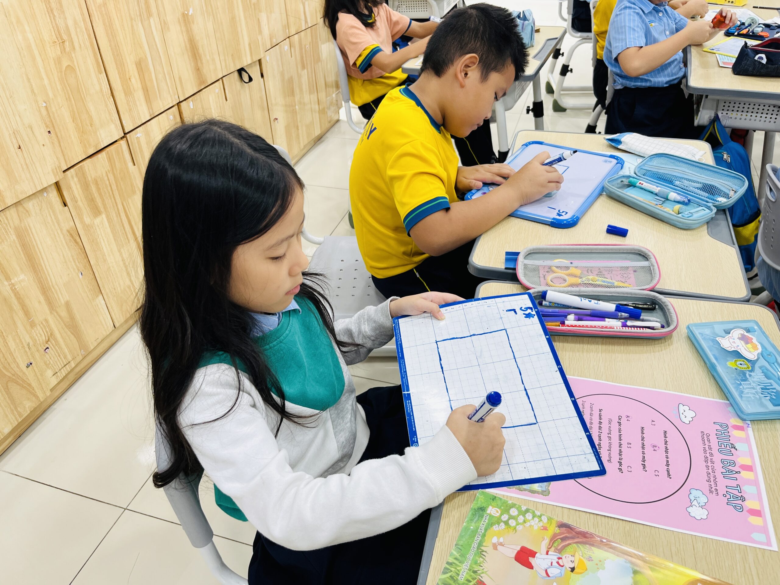 Học sinh Pathway Academy học Toán A+ dựa trên các bộ học cụ trực quan