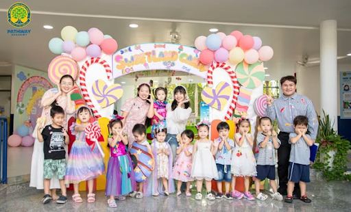 Hoạt động trải nghiệm giúp trẻ 2 tuổi học gì tại trường mầm non?