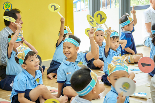 Thông qua 5 ngôn ngữ yêu thương dành cho trẻ em, trẻ học cách yêu thương bản thân, tôn trọng người khác và bày tỏ cảm xúc lành mạnh.