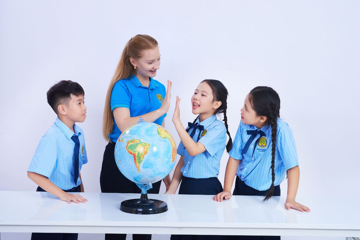 Rèn luyện sự tự tin cho trẻ tiểu học trong môi trường song ngữ hiện đại
