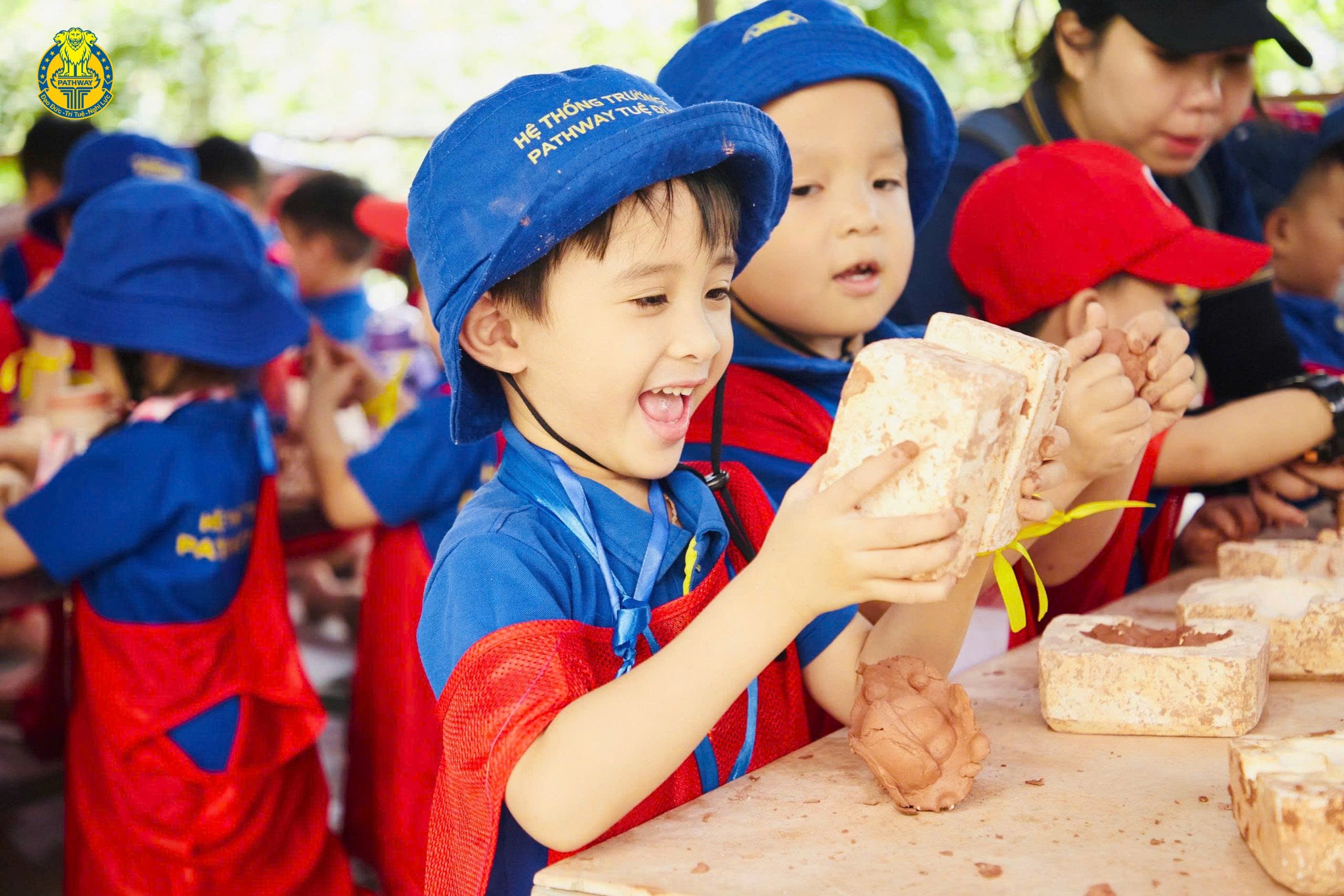 Môi trường học tập đóng vai trò quan trọng trong việc giáo dục cảm xúc tích cực cho trẻ.