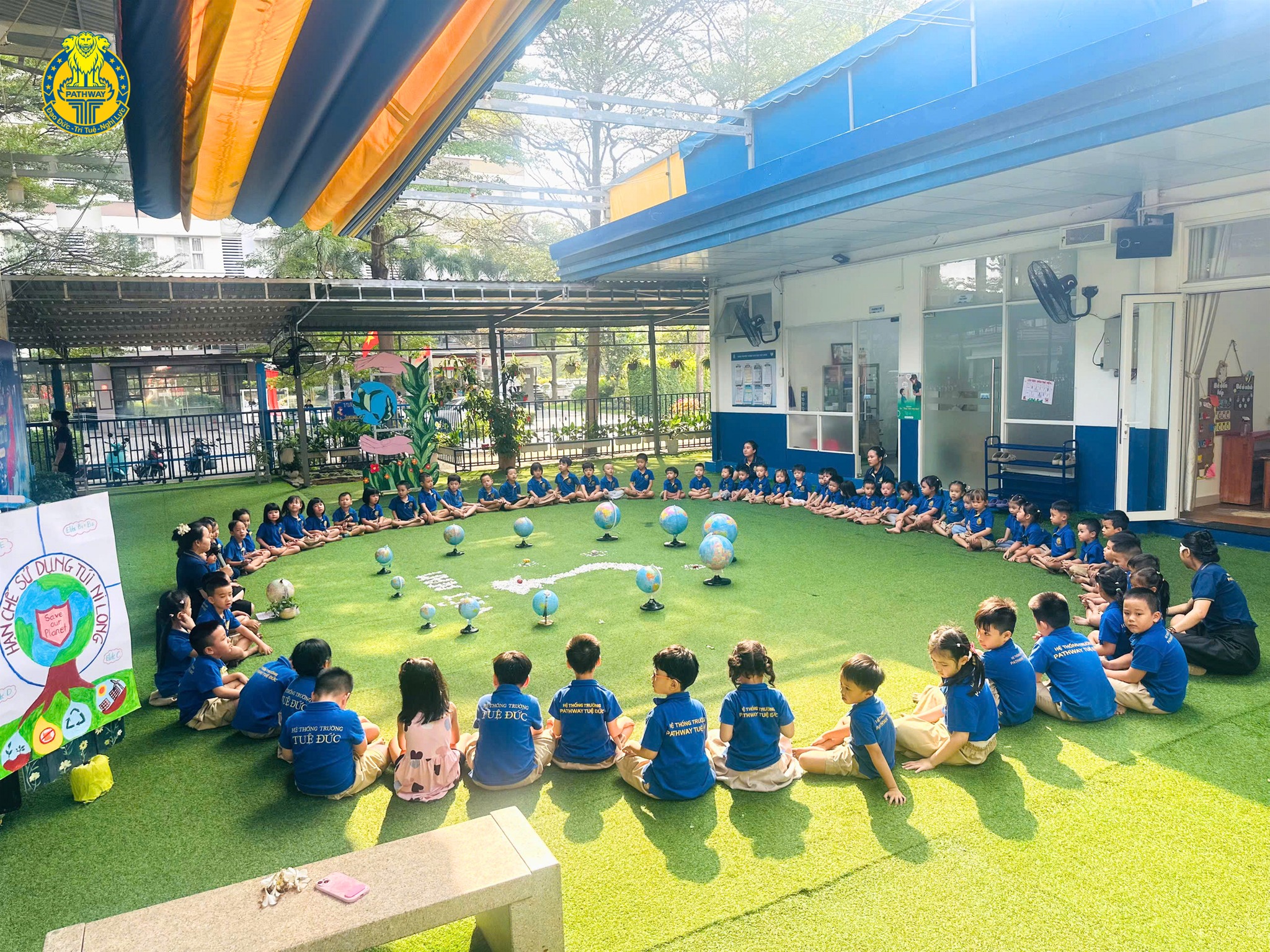 Giáo dục cảm xúc tích cực giúp trẻ hiểu và kiểm soát cảm xúc của mình ngay từ sớm.