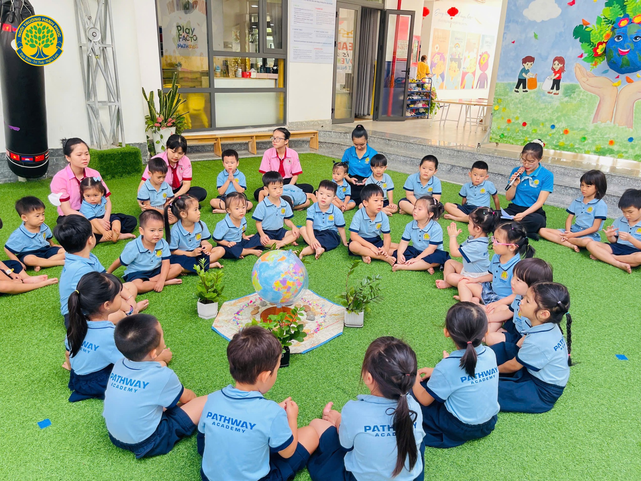 Giáo dục cảm xúc tích cực giúp trẻ hiểu và kiểm soát cảm xúc của mình ngay từ sớm.